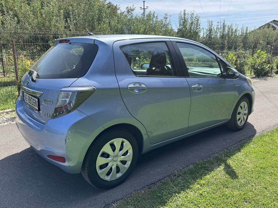 Toyota Yaris 1.5 benzina hibrid an 2012 si cutie de viteze automata