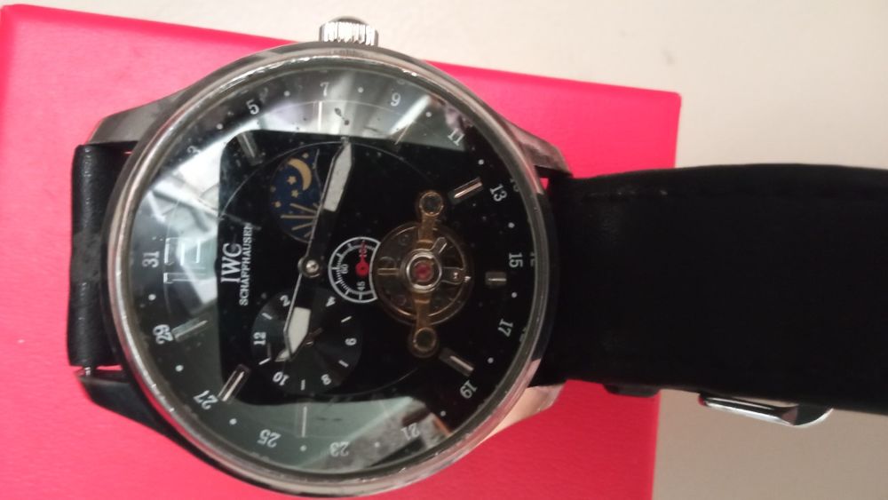 Продается механические фирменные часы. В отличном состоянии.