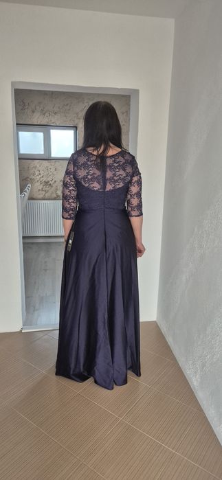 Rochie lungă de seară, bleumarin, cu partea superioară din dantelă  și fustă amplă din satin.