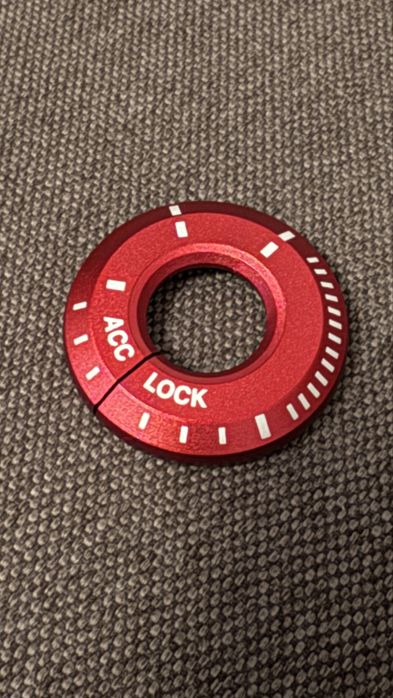 Inel ornament din metal rosu pentru contactul masinii