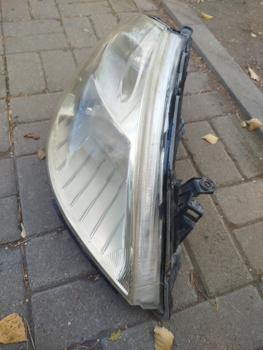 Фара Nissan Tiida