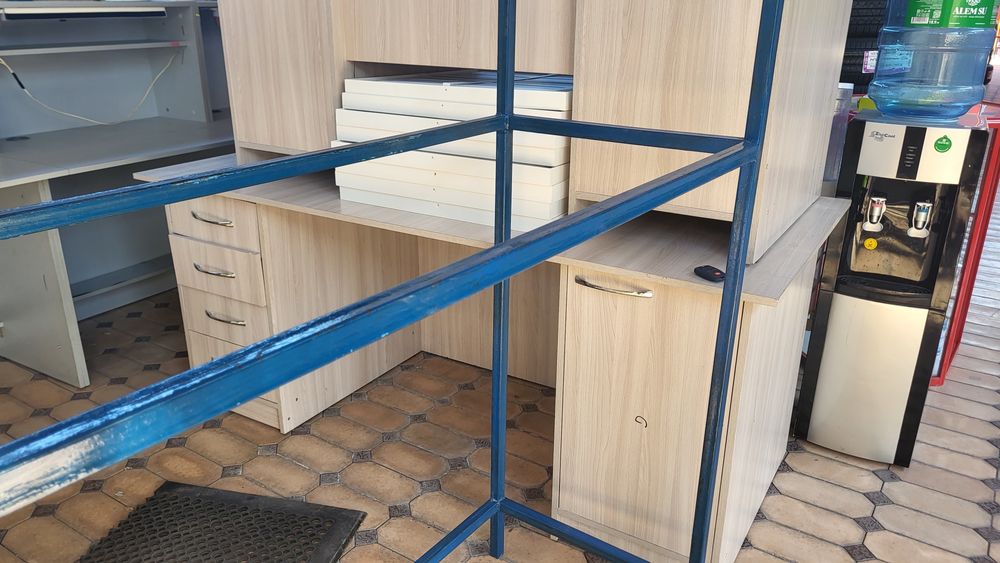 Офисная мебель. Столы и шкафы