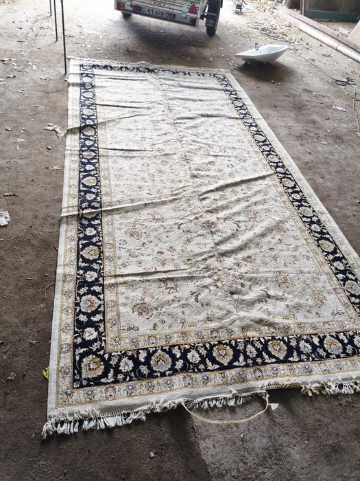 Ковры и люстра для дома