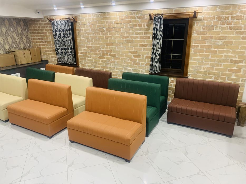 Диван в кафе. Диванчик