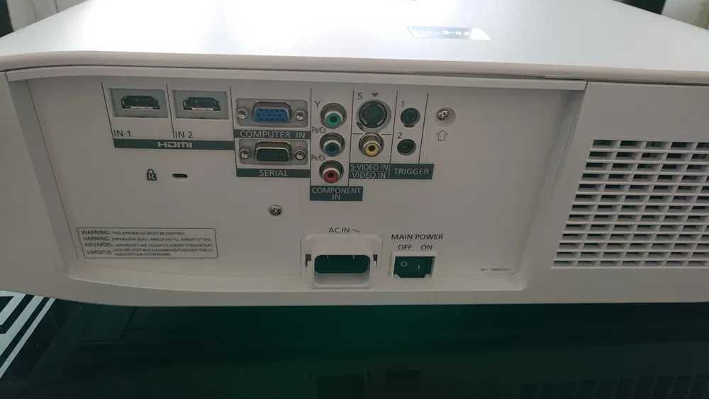 Videoproiector Panasonic PT-AR100, impecabil