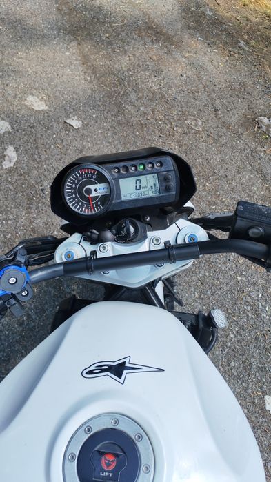 Hyosung GT650 Naked (nu Suzuki Yamaha Honda Kawasaki))