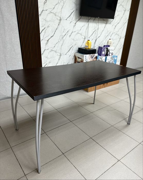 Стол коричневый в хорошем  состоянии