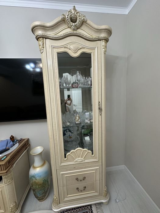 Продаем набор шкафы-витрины+ тумбу