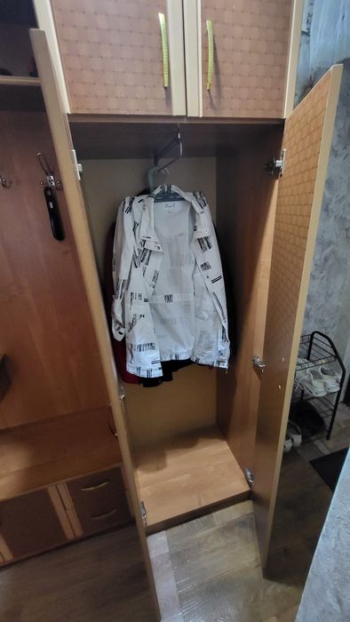 Продам Прихожую стенку