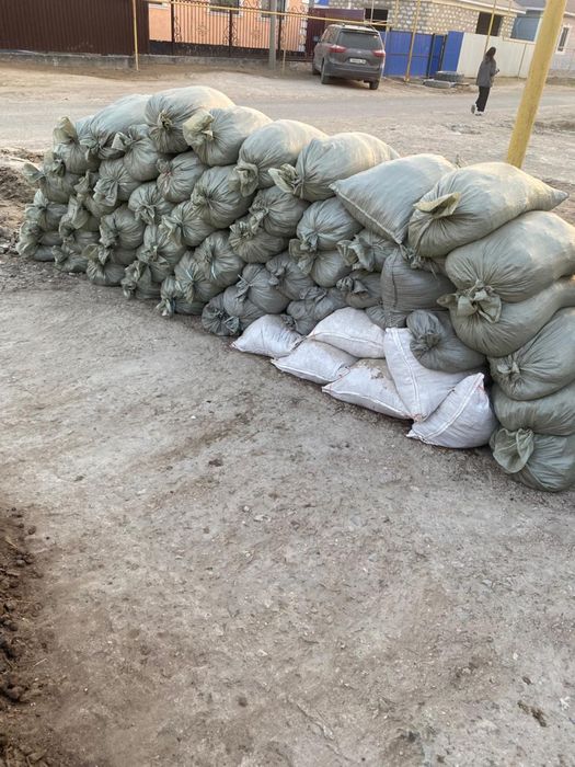 Коровий навоз в мешках