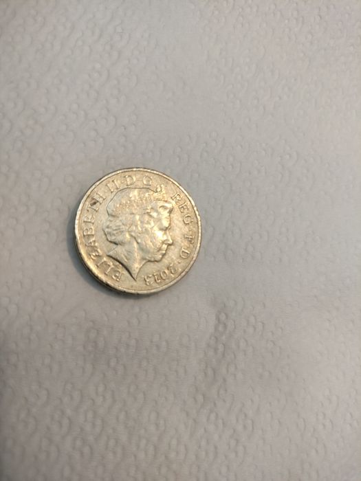 Există două monede de lire rare de vânzare din 2013 și 2003