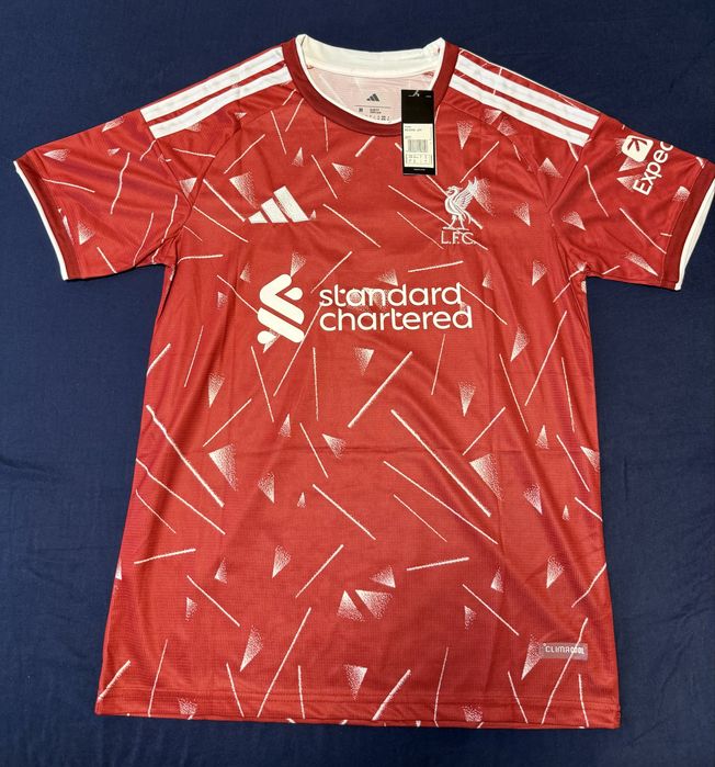 Футболен екип на Liverpool. Сезон 2026/2027.