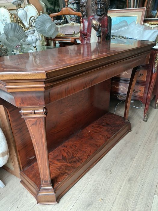 Дървена  конзола