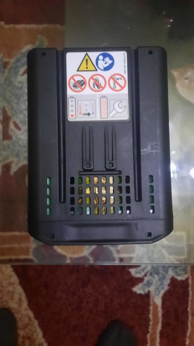 Vând acumulator Stihl AP 200.