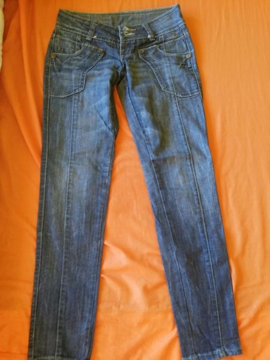 Blugi dama, unii dintre ei sunt noi