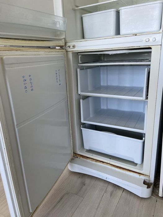 Продам холодильник Indesit