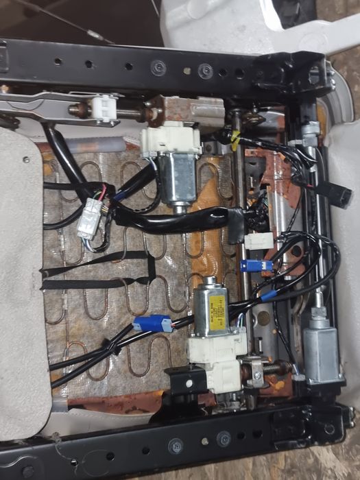 Моторчик переднего кресла на Subaru Outback