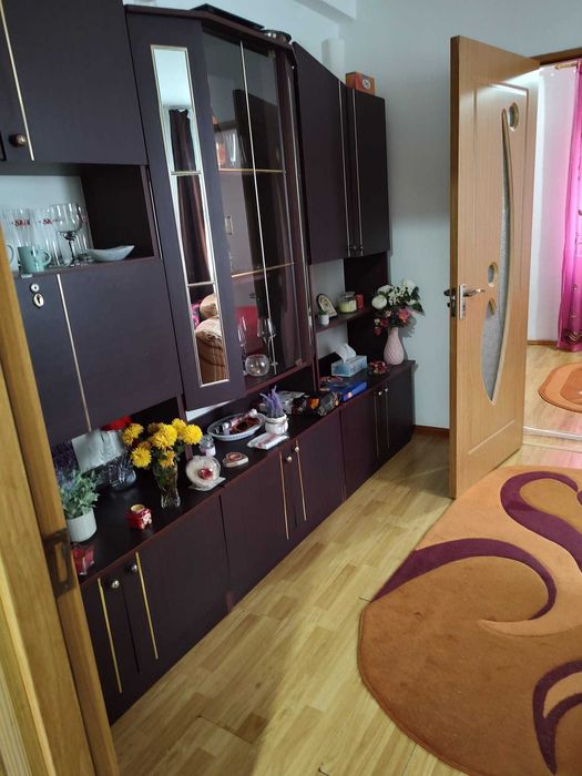 Închiriez apartament cu 2 camere