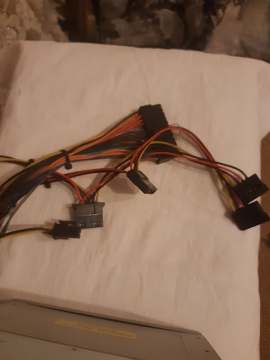 Компьютерные блоки питания 300 вт   3000 тЗвуковые колонки   2000  т