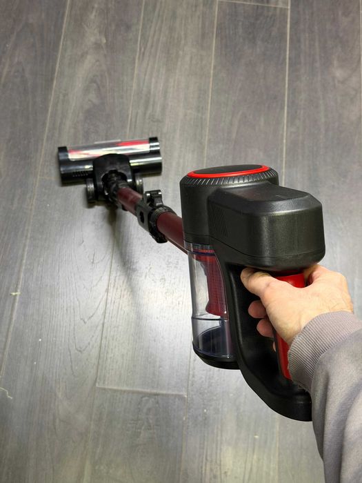 Вертикальный пылесос P8 красный