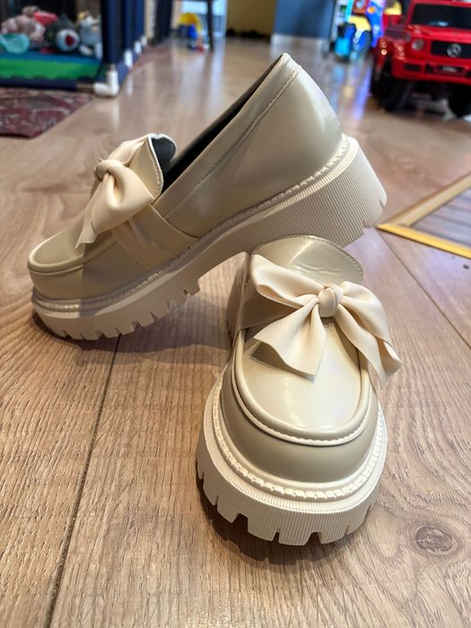 Чисто нови дамски обувки