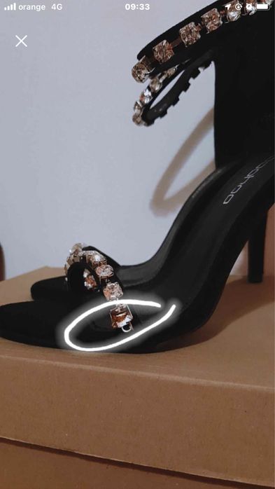 Vând sandale negre elegante