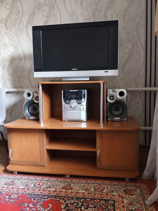 Телевизор,магнитофон,магнитофон и тумба
