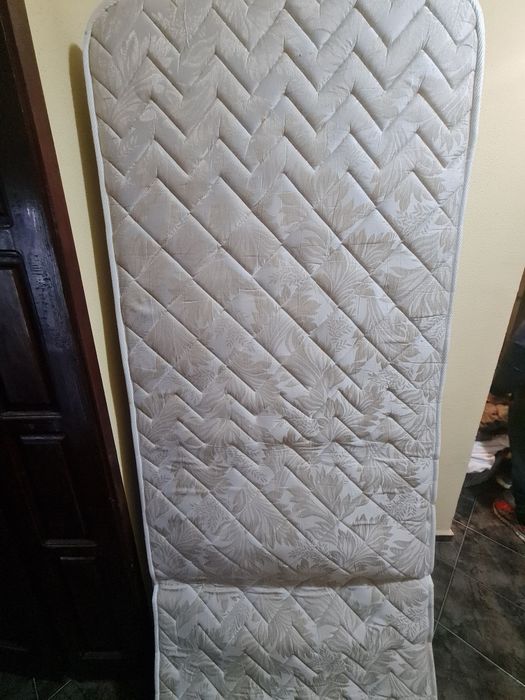 Разпродажба обзавеждане, бюра, гардероби, куфарници,възглавници , мат