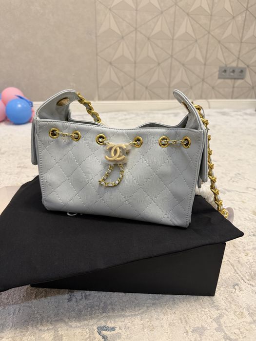 Кожаная сумка Chanel.
