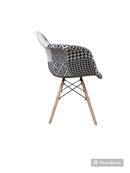 Стол Тея черно бели кръпки