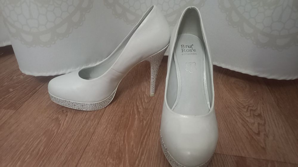 Туфли на высоком каблуке.