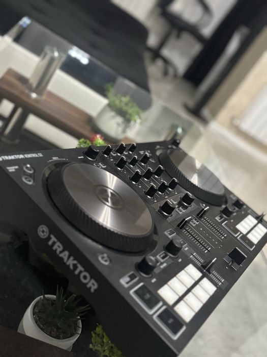 Consola DJ Traktor Kontrol S2