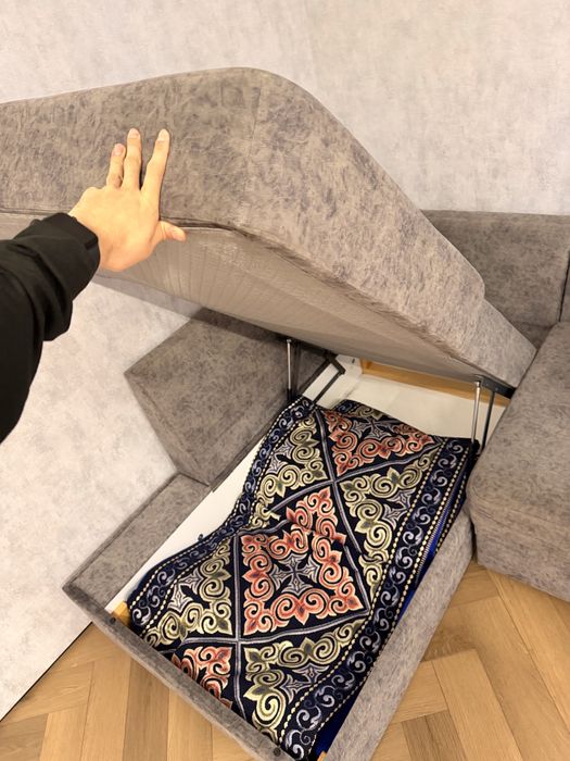 продам диван с 4 подушками (раскладной)