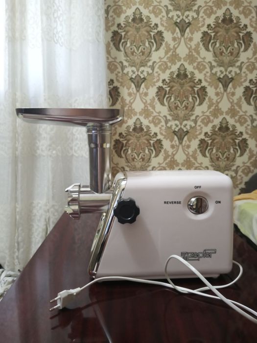 Электрическая мясорубка, состояние хорошее, женская маленькая сумочка,