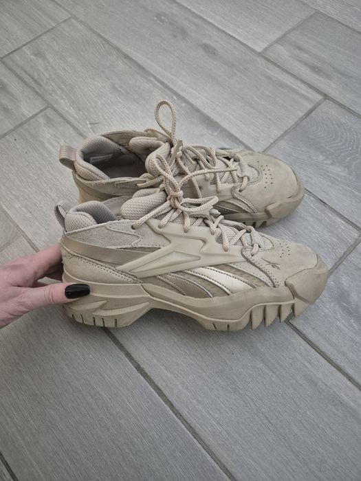 Adidasi Reebok aproape noi