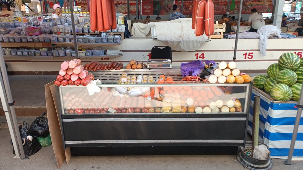 Продаю холодильник для калбасу и палочки и торти в хорошем состоянии