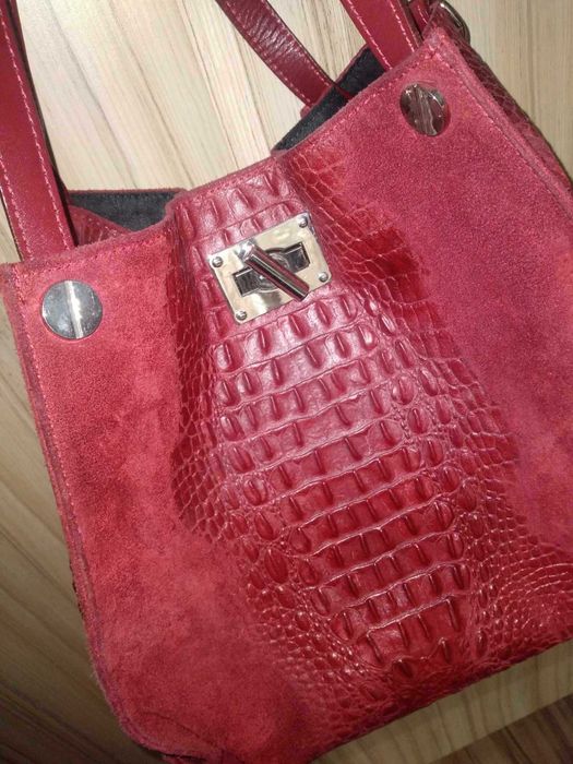 Златиста чанта ествествена кожа и детски футболни чорапи