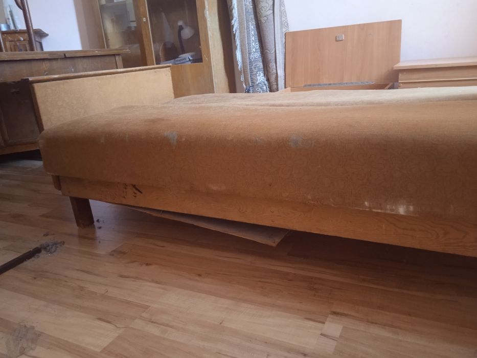 Берік, ескі үлкен диванды сатамын.