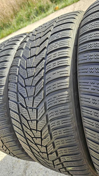 225/45 R18 • Iarna • Hankook Winter Icept evo 3 95V XL | 4 buc | DOT 2022 | Pret/buc