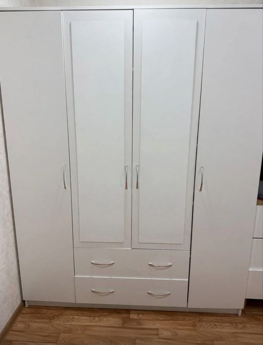 Продам шкаф с зеркалом
