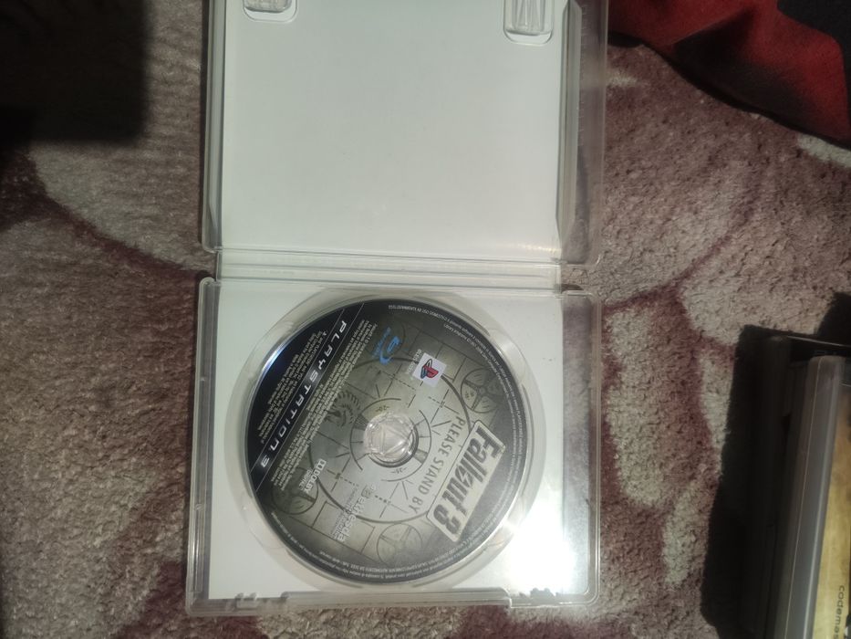 Vând jocuri PS 3 care vine împreună cu maneta