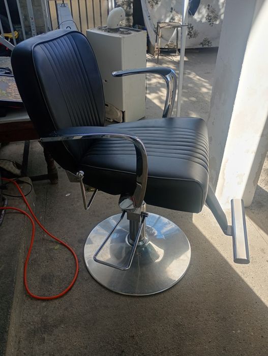 Scaun / Fotoliu tuns profesional cu pompă hidraulică și suport picioare