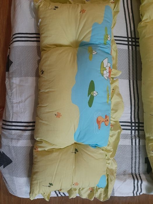 Обиколници и олекотена завивка за бебешка кошарка