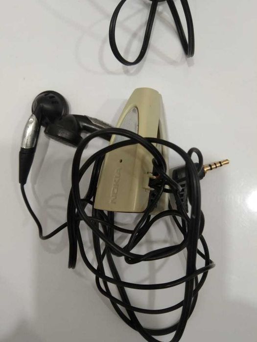 наушники разные на Левом берегу