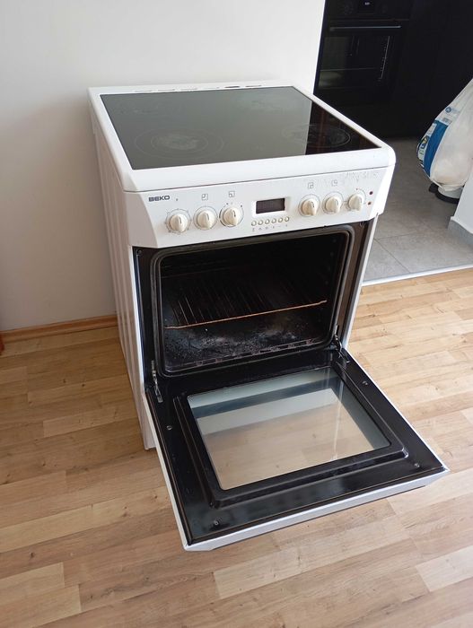 Готварска печка BEKO със стъклокерамични котлони – работеща