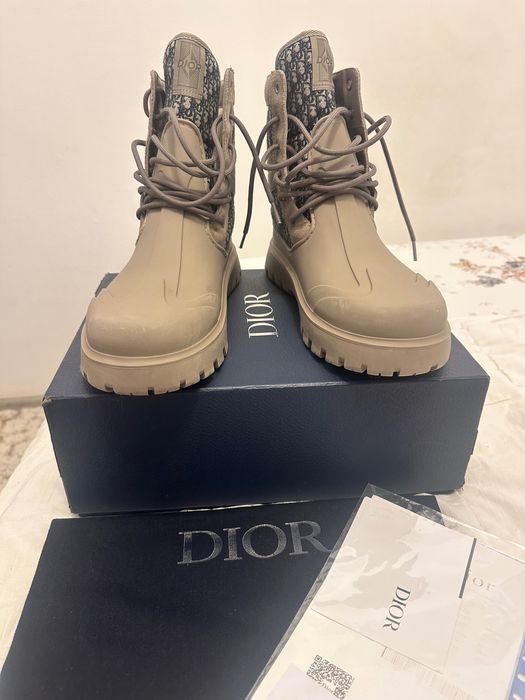 Обувки на марката Dior