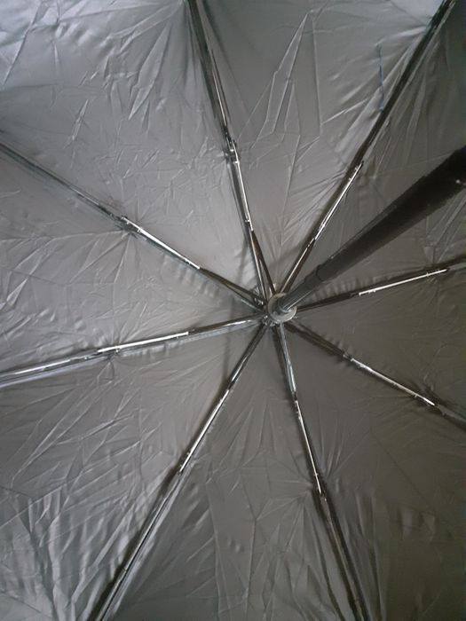 Vând 2 umbrele cu deschidere automata