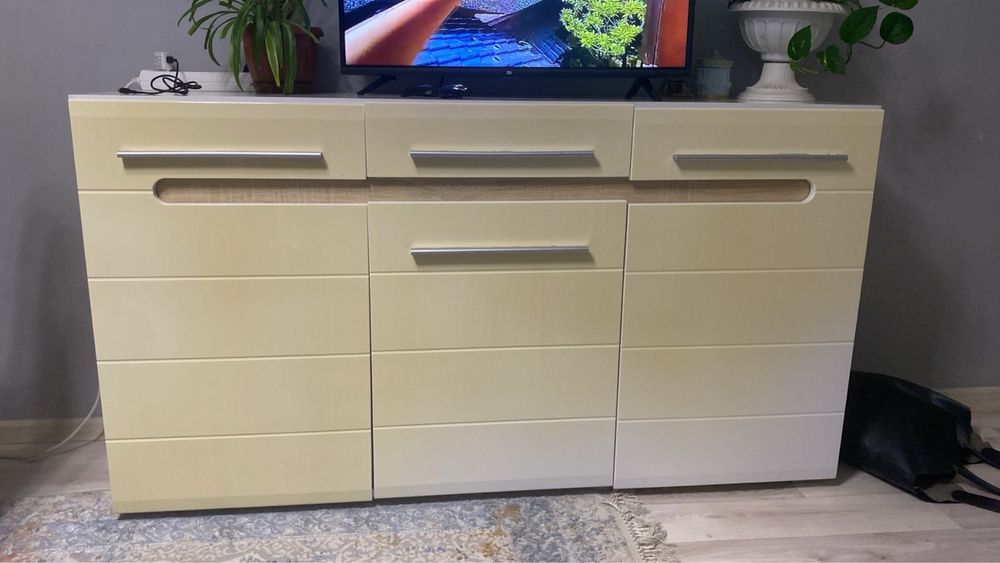 Шкаф тв койганга ынгайлы. Бари таза ремонтта болмаган.