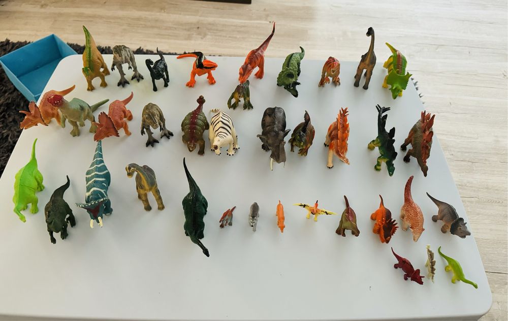 Dinozauri copii medi si mici Pret : 99 lei ( toti 37 buc )