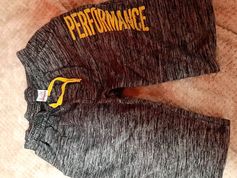 Продавам долнища, къси панталони, грейка, риза за момче.